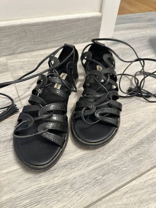 Sandali neri con lacci in pelle