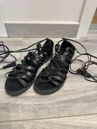 Sandali neri con lacci in pelle