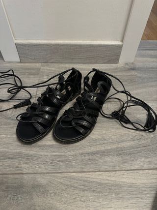 Sandali neri con lacci in pelle