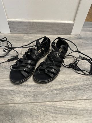 Sandali neri con lacci in pelle