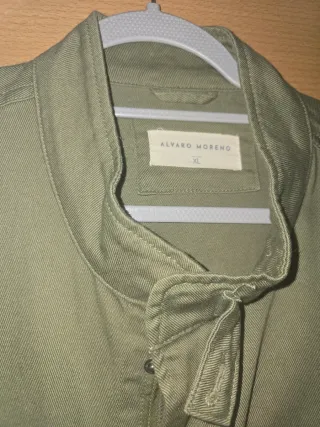 Cazadora estilo militar Hombre. Color kaki.