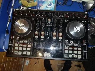 Controlador DJ Traktor Kontrol S4