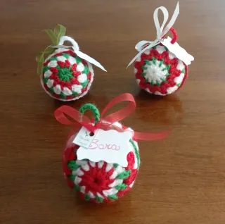 Pallina natalizia in stile granny