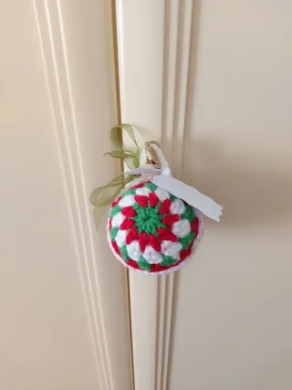 Pallina natalizia in stile granny