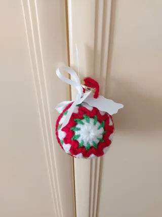 Pallina natalizia in stile granny