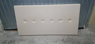 Cabecero polipiel beige con botones