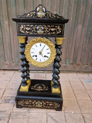 Reloj de columnas antiguo