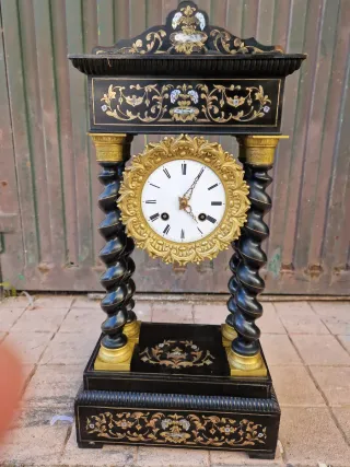 Reloj de columnas antiguo