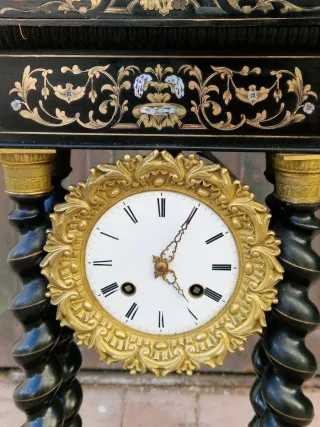 Reloj de columnas antiguo