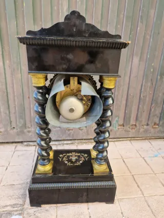 Reloj de columnas antiguo