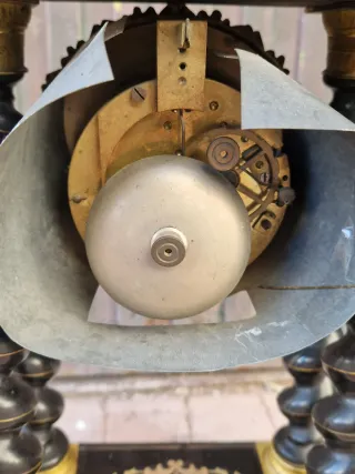 Reloj de columnas antiguo