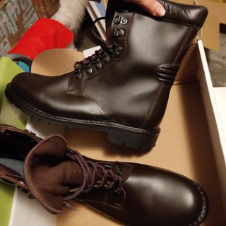 Anfibi militari marroni