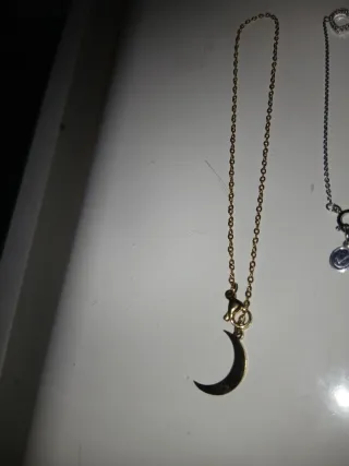 Collar y pulsera dorados y plateados