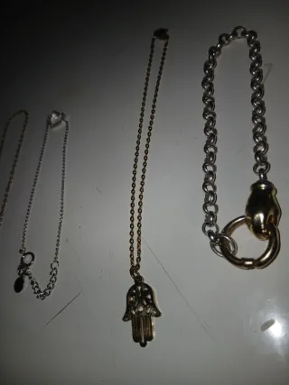 Collar y pulsera dorados y plateados