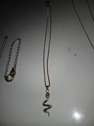 Collar y pulsera dorados y plateados