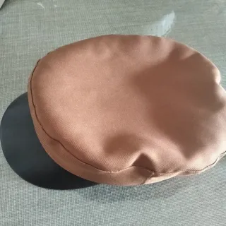 Cappello con visiera marrone e nero