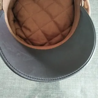 Cappello con visiera marrone e nero
