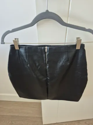 Falda cuero bordada flores