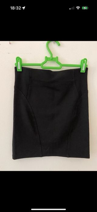 Falda tubo negra ajustada corta