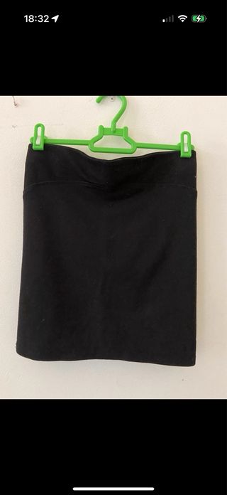 Falda tubo negra ajustada corta