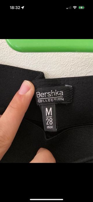 Falda tubo negra ajustada corta