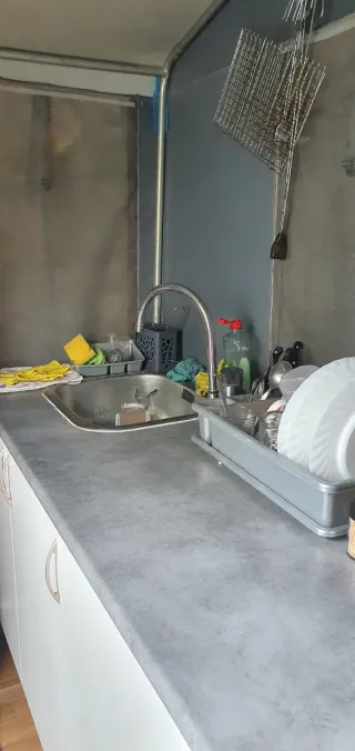 Caravana con avance y cocina trastero