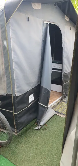 Caravana con avance y cocina trastero