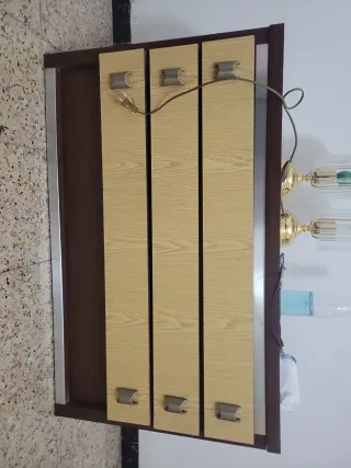 Cómoda de madera y metal