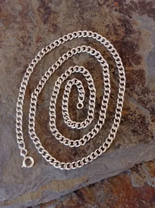 Cadena de plata de ley