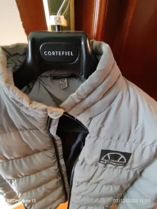 Chaqueta juvenil gris acolchada