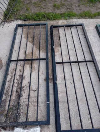 Puertas metálicas exteriores (1 de 60×200 cm + 2 d