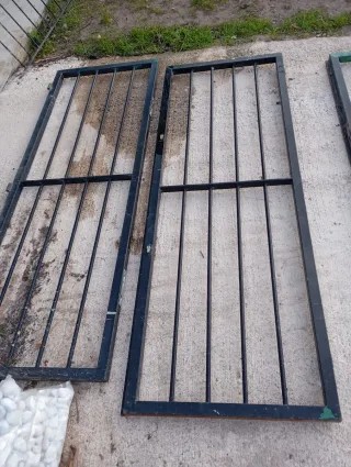 Puertas metálicas exteriores (1 de 60×200 cm + 2 d