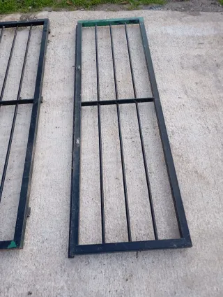 Puertas metálicas exteriores (1 de 60×200 cm + 2 d