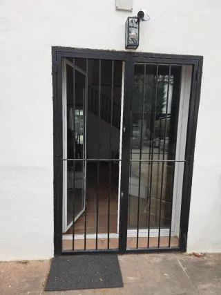 Puertas metálicas exteriores (1 de 60×200 cm + 2 d