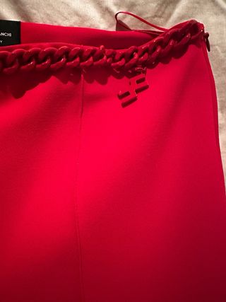 Pantalón rojo con cadena