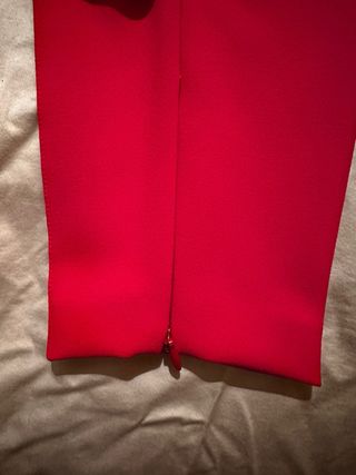 Pantalón rojo con cadena