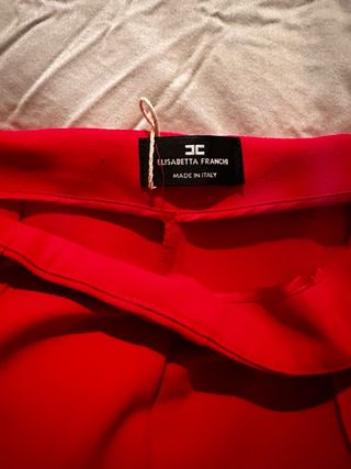 Pantalón rojo con cadena