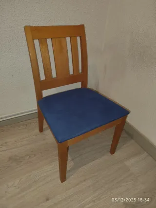 Silla de madera con asiento azul