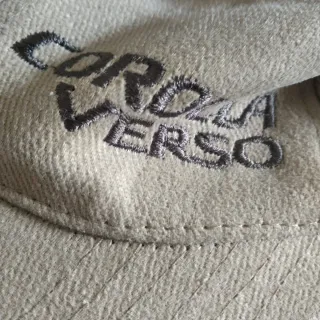 Cappello con visiera beige