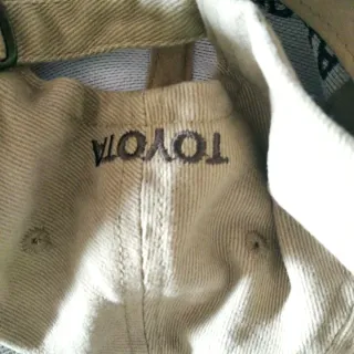 Cappello con visiera beige