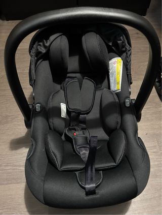 Silla de coche negra para bebé