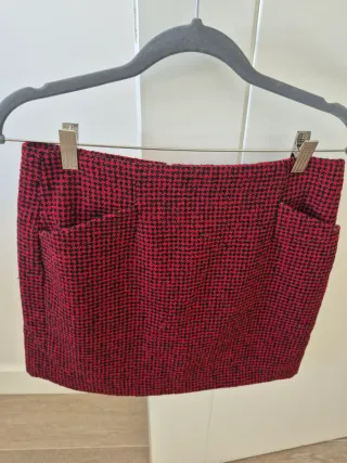 Falda de cuadros roja y negra