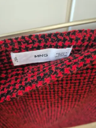 Falda de cuadros roja y negra