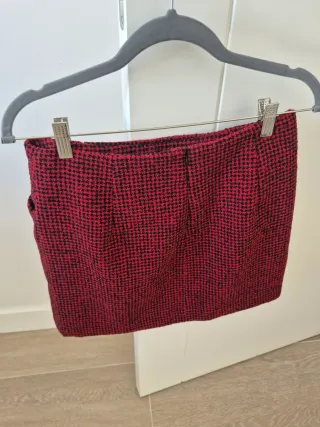 Falda de cuadros roja y negra