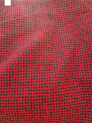 Falda de cuadros roja y negra