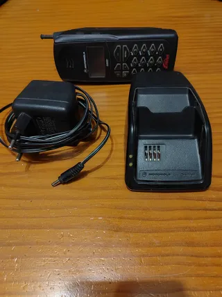 Teléfono Móvil antiguo Motorola GSM Negro.