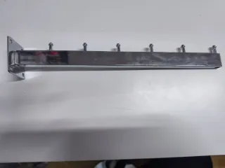 Colgador de pared metálico plateado