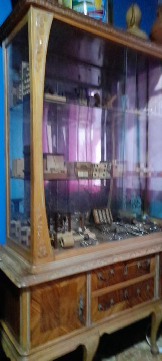 Vitrina y mueble recibidor antiguos de madera