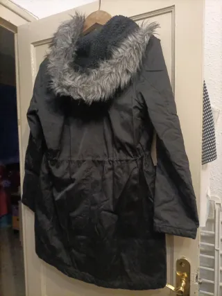 Chaquetón negro con capucha y pelo