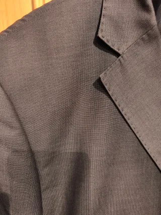 Traje de chaqueta y pantalón gris oscuro